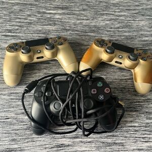 3 DualShock Playstation 4 Controllers